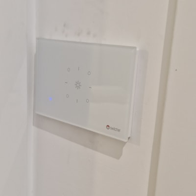 מתג חכם על קיר עם חיווי Wi-Fi