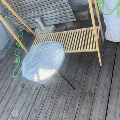 שולחן עטוף בניילון על רצפת עץ