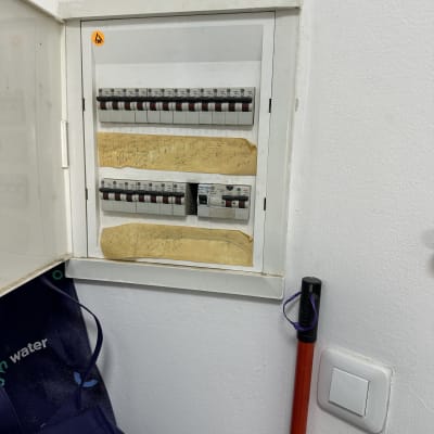 לוח חשמל פתוח עם מפסקים חשמליים