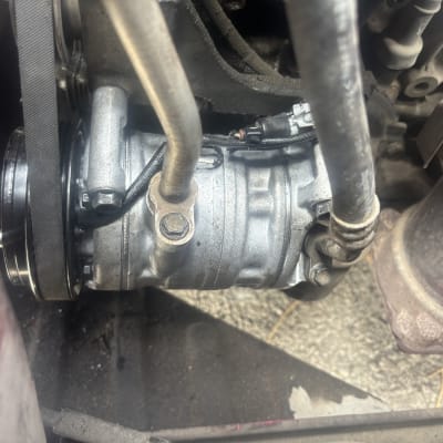 מדחס רכב עם צינורות וחגורה