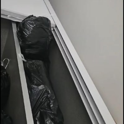 שקיות שחורות בארון לבן פתוח