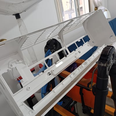 חלקי מזגן מפורקים על שולחן עבודה