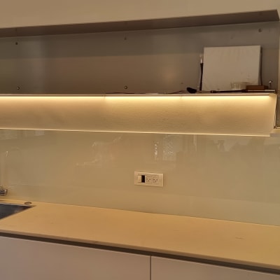 קיר זכוכית במטבח עם כיור וברז