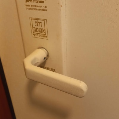 ידית דלת עם מנעול ומידע טכני