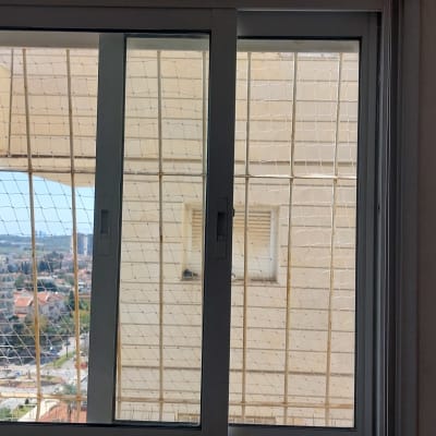 חלון עם רשת מגן נגד מזיקים