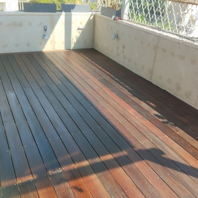 רצפת עץ בגינה עם צללים על הקרשים