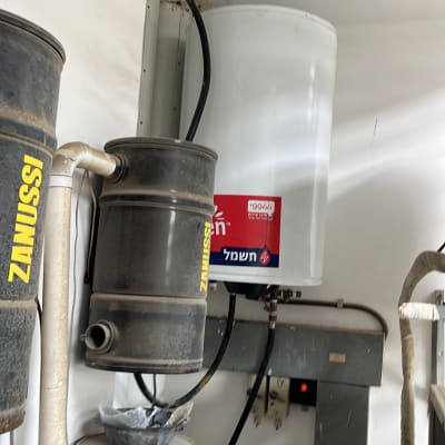 דוד שמש לבן עם צינורות מחוברים