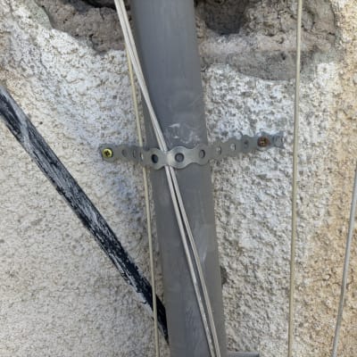 צינור מחובר לקיר עם תושבת מתכת וברגים