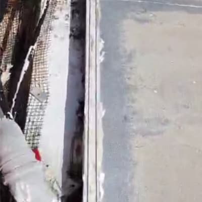 רשת מתכת מותקנת על גג למניעת כניסת יונים