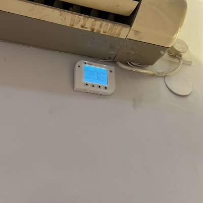 מזגן תלוי על קיר עם שלט רחוק