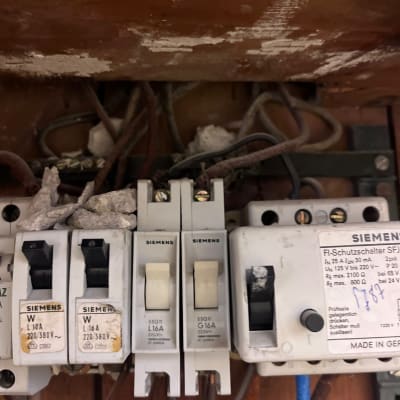 מפסקי חשמל של סימנס עם חוטים מחוברים