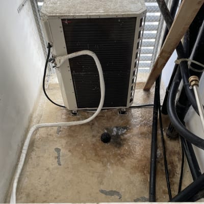 יחידת מיזוג אוויר עם צינורות וניקוז על רצפה