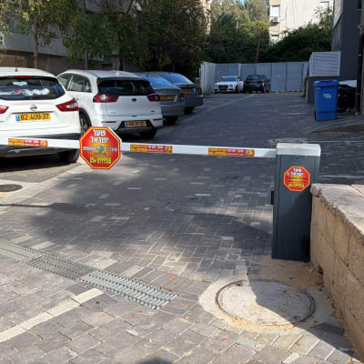שער חשמלי עם שלט שער ישראל בחניון