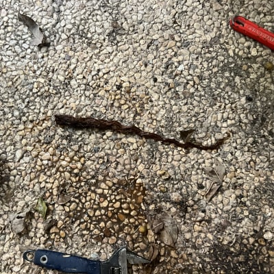 כלי עבודה של אינסטלטור על רצפה עם עלים