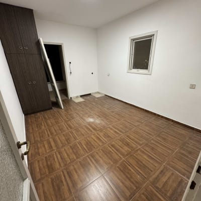 חדר עם רצפת עץ ודלת פתוחה, ללא אנשים או חפצים נוספים