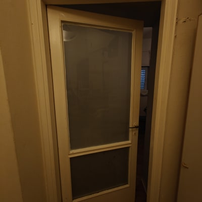 דלת עם זכוכית חלבית בחדר פנימי