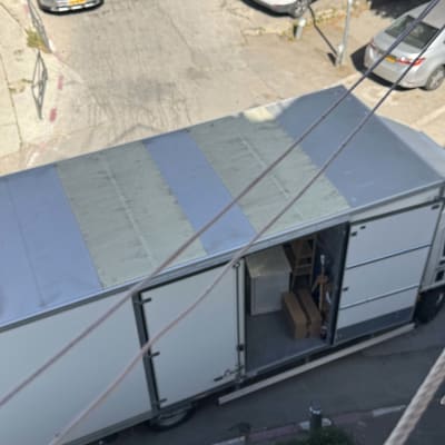 משאית הובלה עם דלת פתוחה וארגזים בפנים