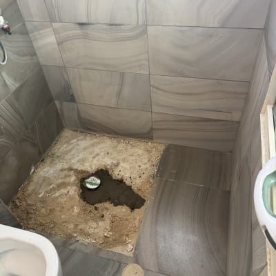 חדר אמבטיה עם רצפה פתוחה לשיפוץ