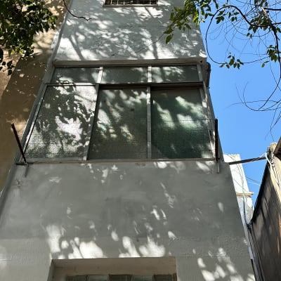 בניין עם חלונות זכוכית ומסגרת מתכת