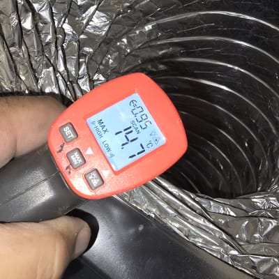 מדחום דיגיטלי מודד טמפרטורה בצינור מיזוג אוויר