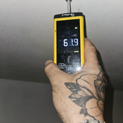 מד לחות צמוד לתקרה עם תצוגה דיגיטלית