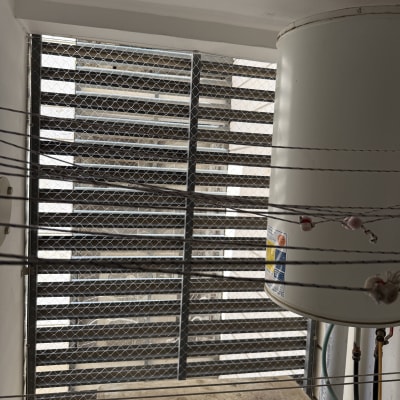 רשת למניעת כניסת יונים על חלון עם דוד שמש