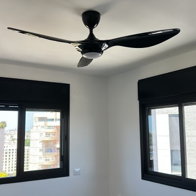 מאוורר תקרה בחדר עם חלונות גדולים