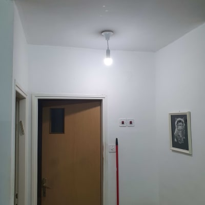 מנורה תלויה מהתקרה עם מתגי חשמל על הקיר