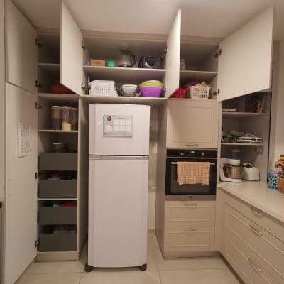 ארונות מטבח פתוחים עם כלי מטבח מאורגנים