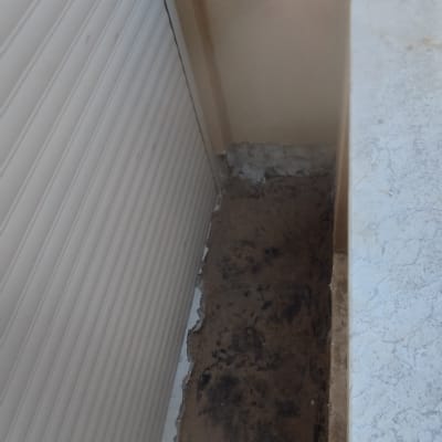 אזור אטום עם חומר איטום על הרצפה