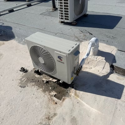 יחידת מיזוג אוויר על גג עם צינור מחובר