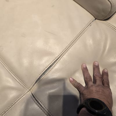 יד על ריפוד עור עם תפרים גלויים