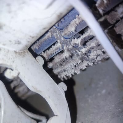 חלק פנימי של מזגן עם לכלוך ואבק