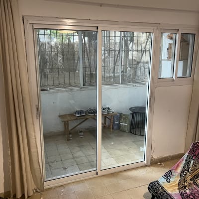 דלת הזזה אלומיניום עם וילון בצד