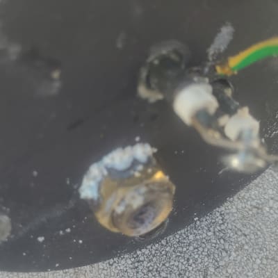 חיבורים חשמליים על דוד שמש עם חוטים ירוק וצהוב