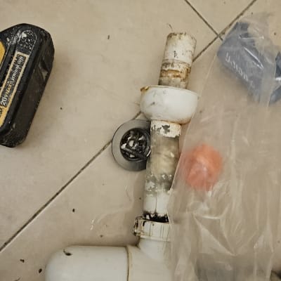 צינור וכלי עבודה על רצפה, קשור לאינסטלציה