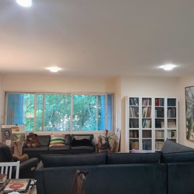 סלון עם תאורה עליונה דולקת