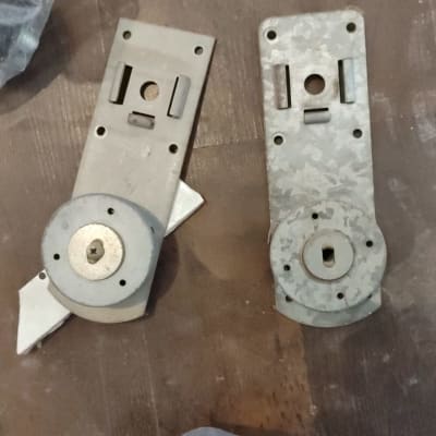 שני מנגנוני תריסים ממתכת על רצפה כהה