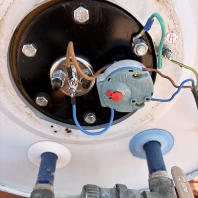 חלקים של דוד שמש עם חיבורים וצינורות