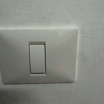 מתג חשמלי על קיר לבן