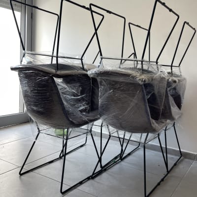 כיסאות ארוזים בניילון מוכנים להובלה