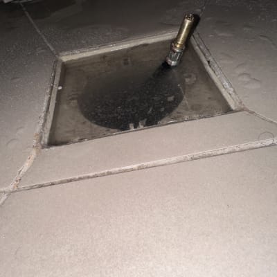 צינור דולף ברצפה עם חיבור מתכת