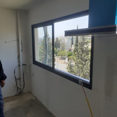 מסגרת חלון אלומיניום עם נוף חיצוני