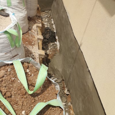 שקי אדמה ליד קיר עם איטום