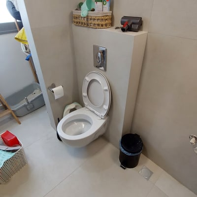 שירותים עם אביזרים וחפצים בחדר אמבטיה