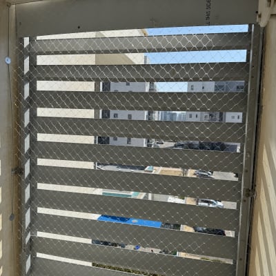 רשת מתכת מותקנת למניעת כניסת יונים במרפסת