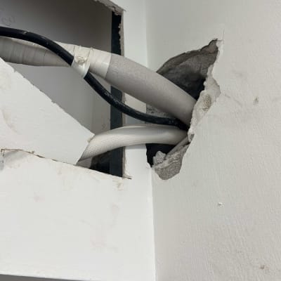 צינורות יוצאים מקיר גבס עם חור