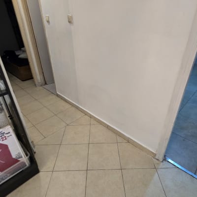 קיר צבוע במסדרון עם רצפת אריחים