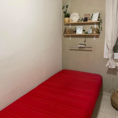 מיטה אדומה עם מדפים מעוצבים על הקיר