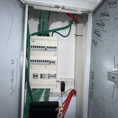 ארון חשמל עם כבלים ומתגים בתחום רשתות תקשורת